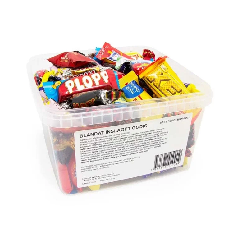 Blandat inslaget godis i plastburk